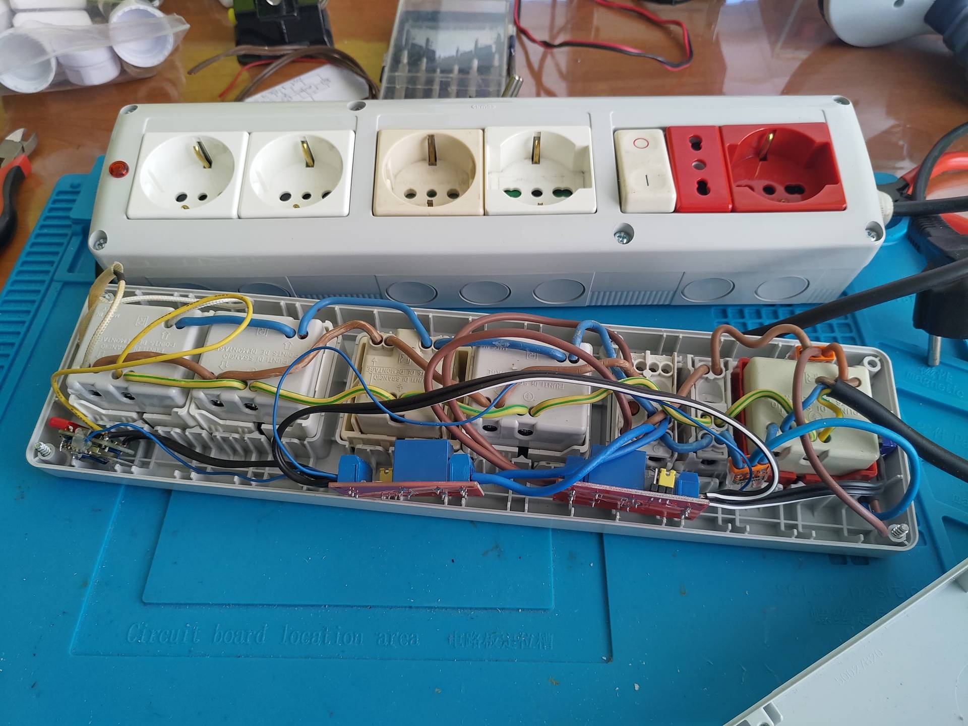 ESPhome-Controlled Power Strip